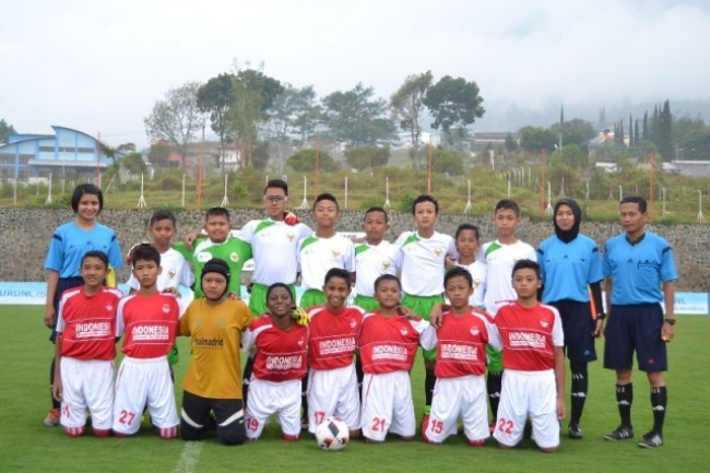 Pertandingan Persabahatan antara Tim Aqua Indonesia Soccer Academy