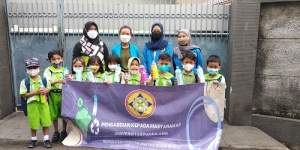 Melatih Kreatifitas Anak Paud dengan Membuat Celengan dari Botol Plastik Bekas