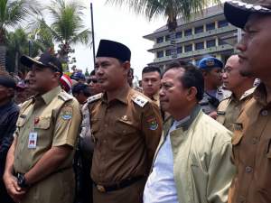 Temui Pengunjuk Rasa, Zaki - Mad Romli Janji Respon Tunututan Warga Adiyasa