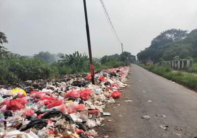 Tumpukan Sampah di Jalan Raya Pasar Sentiong Adis Dikeluhkan Warga