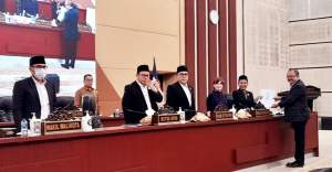 Ketua Fraksi Demokrat, Rizki Jonis serahkan draft pandangan umum soal Raperda perubahan badan hukum PITS menjadi Perseroda di ruang rapat paripurna DPRD Kota Tangsel.