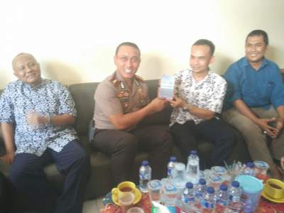 Kapolresta Tangerang, AKBP Sabilul Alif diberikan buku saku wartawan kode etik jurnalistik (KEJ) saat berkunjung ke Sekretariat PWI Kabupaten Tangerang.