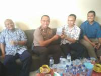 Kapolresta Tangerang, AKBP Sabilul Alif diberikan buku saku wartawan kode etik jurnalistik (KEJ) saat berkunjung ke Sekretariat PWI Kabupaten Tangerang.