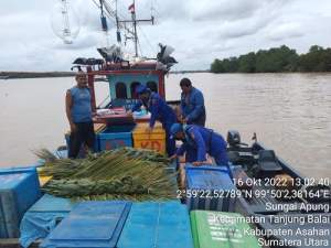 Kapal Nelayan Yang Bernama KM. Fajar Rejeki Sukma III di Hentikan Personil Satpolair Polres Tanjungbalai Saat Akan Melaut