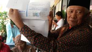 Korban gagal umroh saat melapor di Polrestro Tangerang.