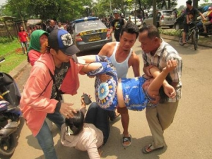 Suami Tewas Terlindas Truk, Istri Histeris Pingsan