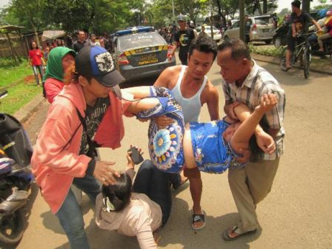 Suami Tewas Terlindas Truk, Istri Histeris Pingsan