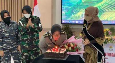 Kowad dan Kowal Beri Kejutan Hari Jadi Polwan Polda Banten Ke-73