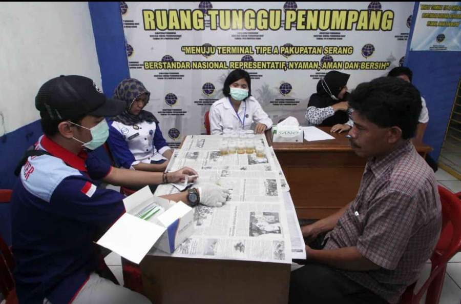 Meskipun Tak Semua, Petugas Gabungan Lakukan Tes Kesehatan Jelang Mudik Lebaran di Terminal Pakupatan Serang