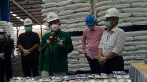 Menteri Perdagangan Agus Suparmanto saat memberikan keterangan pers di gudang gula PT SUJ, Kecamatan Ciwandan, Kota Cilegon