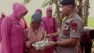 Nenek Miskin di Serang Dapat Bantuan dari Korps Brimob