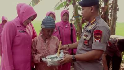 Nenek Miskin di Serang Dapat Bantuan dari Korps Brimob
