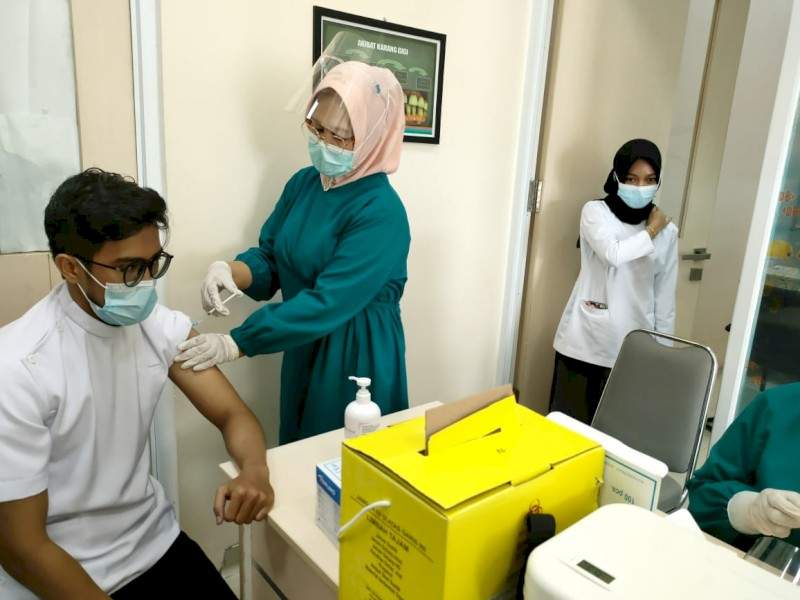 Ilustrasi dokter sedang menangani pasien di ruangan.