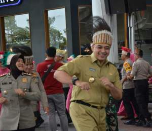 Bupati Tangerang Zaki ikut sera menari dalam acara Deklarasi Damai Cinta Papua (red)