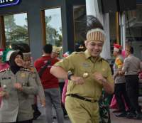 Bupati Tangerang Zaki ikut sera menari dalam acara Deklarasi Damai Cinta Papua (red)