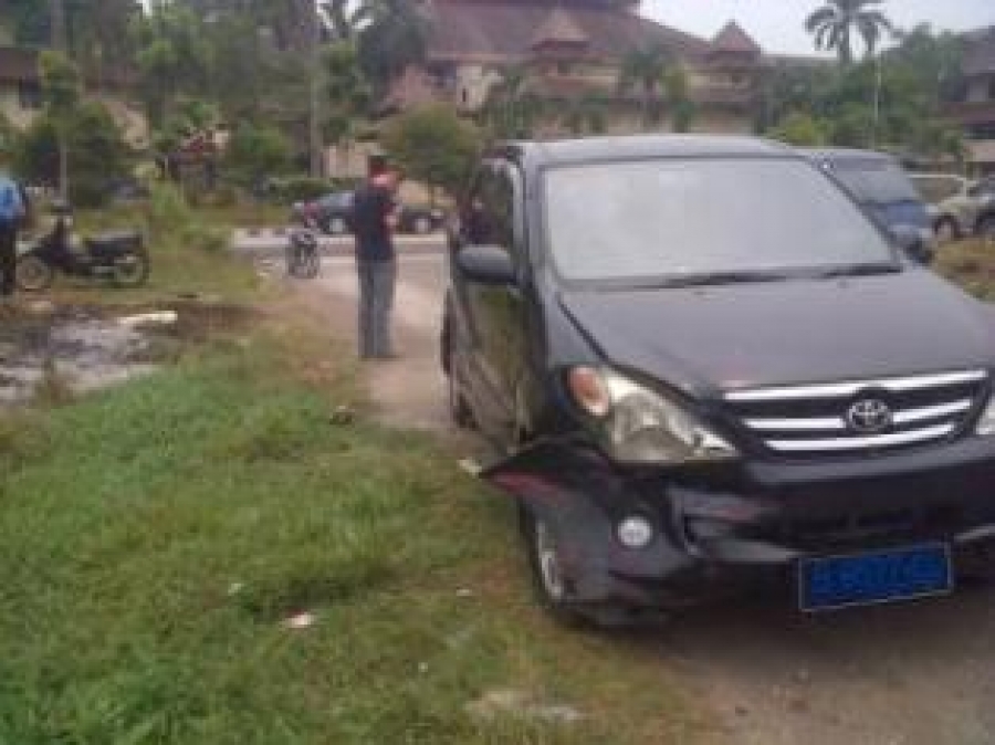 Mobil milik PNS saling Hantam depan Pemkab Tangerang,tidak ada korban.senin(18/10)dt