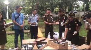 Kejari Kabupaten Tangerang Musnahkan Puluhan Ribu Batang Rokok Ilegal