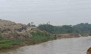 Tampak longsoran sampah TPA Cipeucang, Tangsel di sungai Cisadane, Jumat (22/5/2020).