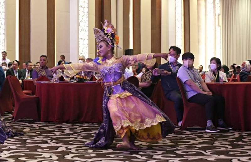 Tari Bentang Gemilang Sambut Delegasi PNLG