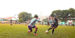 Libero Dejan, Pram berusaha hadang bola dari kaki penyerang Putra Porciba pada laga 32 besar Pakujaya Cup 8 di Stadion Mini Pakujaya, Serpong Utara.