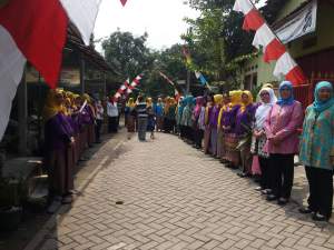 Meriah, Tim Penilai Bina Keluarga Lansia disambut dengan Marawis