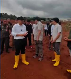 Saat Wakil Walikota Tangerang Selatan Pilar Saga Ichsan meninjau lahan pembangunan poll taksi Green yang mengakibatkan banjir lumpur ke jalan Ciater Raya