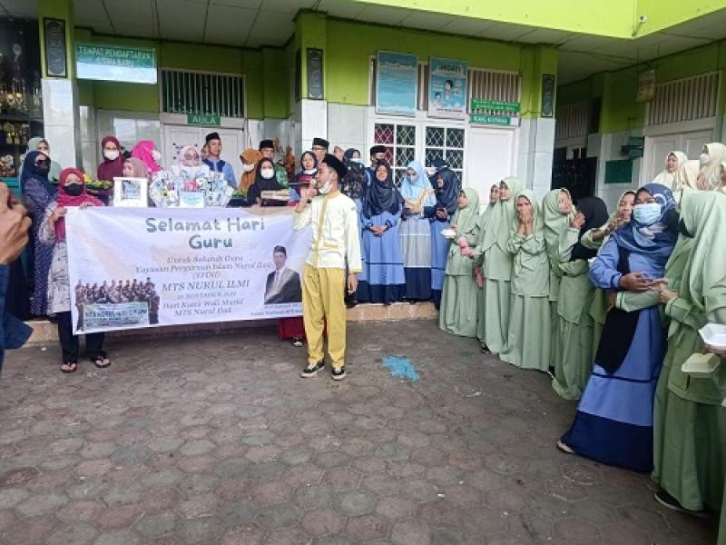 Bentangkan Spanduk, Siswa MTS Ucapakan Hari Guru Nasional