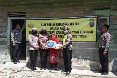 Kasat Lantas Polres Tebing Tinggi, AKP Dhoraria S Simanjuntak serahkan bantuan sembako bagi warga kurang mampu.(istimewa).