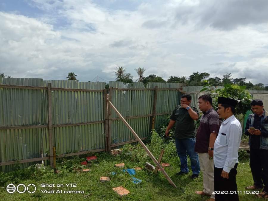 Tampak Wakil Ketua DPRD Kab Serang Sidak ke SDN Clayangguha yang terdampak proyek jalan tol Serang Panimbang (by Faiz/DB)