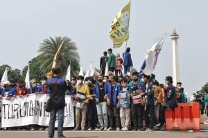 Aliansi Badan Eksekutif Mahasiswa Seluruh Indonesia (BEM SI) saat melakukan orasi. (aip)