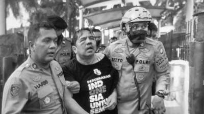 Ade Armando Babak Belur Dihajar Masa Aksi di Depan Gedung DPR