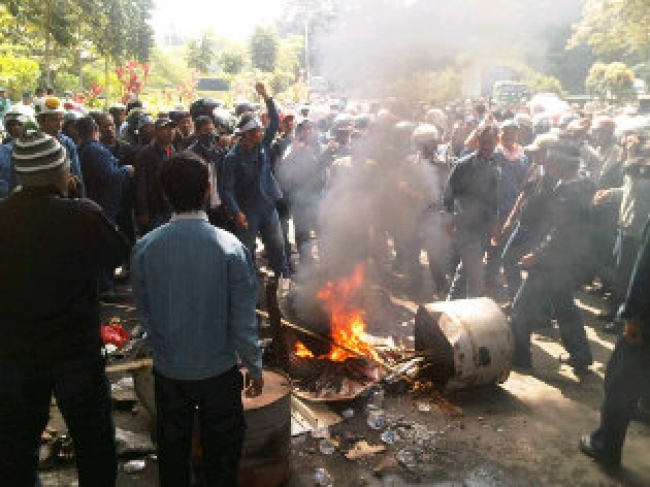 Aksi Bakar Ban Buruh PT Krakatau Wajatama