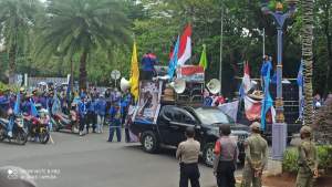 Tolak Omnibuslaw Ratusan Buruh Geruduk Kantor Puspemkab Tangerang