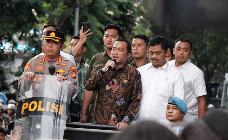 Mensesneg Prasetyo Hadi Temui Massa Aksi ‘Indonesia Gelap’ di Patung Kuda