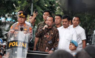 Mensesneg Prasetyo Hadi Temui Massa Aksi &lsquo;Indonesia Gelap&rsquo; di Patung Kuda