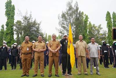 Walikota Cilegon Helldy Agustian saat melepas Atlet dan Pelatih Popda kontingen Kota Cilegon