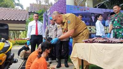 Bupati Tangerang menggunduli para pelaku berandalan bermotor.