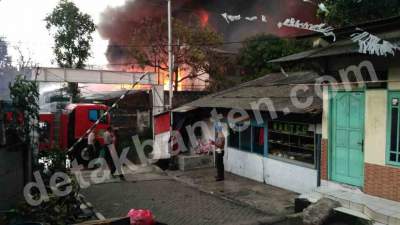 Lima Mobil Damkar Padamkan Kebakaran di Pabrik Thinner