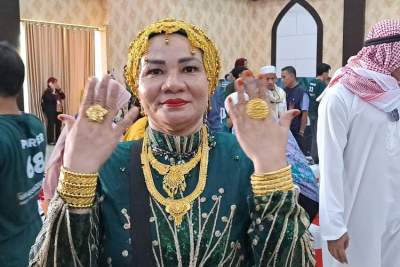 Suarnati Daeng Kanang tampil glamor dengan emas 180 gram