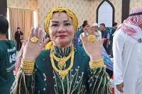Suarnati Daeng Kanang tampil glamor dengan emas 180 gram