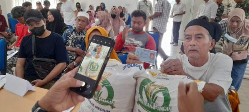 Warga penerima manfaat bantuan pangan beripa beras dilakukan pendataan oleh petugas kelurahan Bakti Jaya. Setiap KK menerima 20 kilo gram bantuan untuk periode bulan Juni dan Juli 2025.