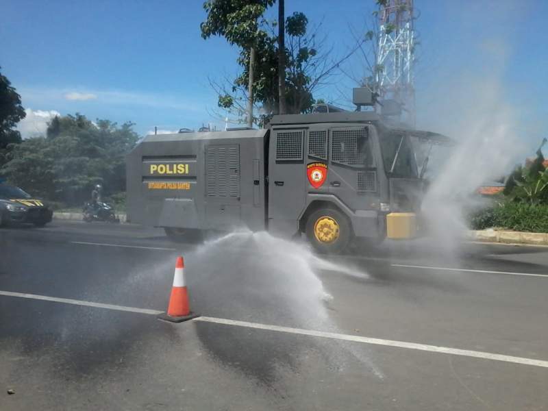 Secara Serentak, Polda Banten dan Polres Jajaran Laksanakan Penyemprotan Disinfektan
