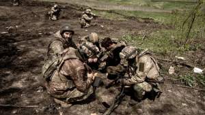 Tentara Ukraina mengisi ulang senjata selama latihan militer di kamp pelatihan di tengah perang Rusia-Ukraina di Donetsk, Ukraina pada 11 Mei 2023. Bentrokan paling intens di negara itu berlanjut di Donetsk. (Anadolu Agency via Getty Images/Anadolu Agency)