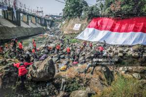 Sejumlah Komunitas dan warga melakukan aksi bersih-bersih di Bendungan Katulampa Sungai Ciliwung, Kota Bogor pada Minggu (20/8/2023). (Aip/detakbanten)