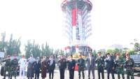 Grup 1 Kopassus Kibarkan Bendera Raksasa di Tugu Landmark Cilegon
