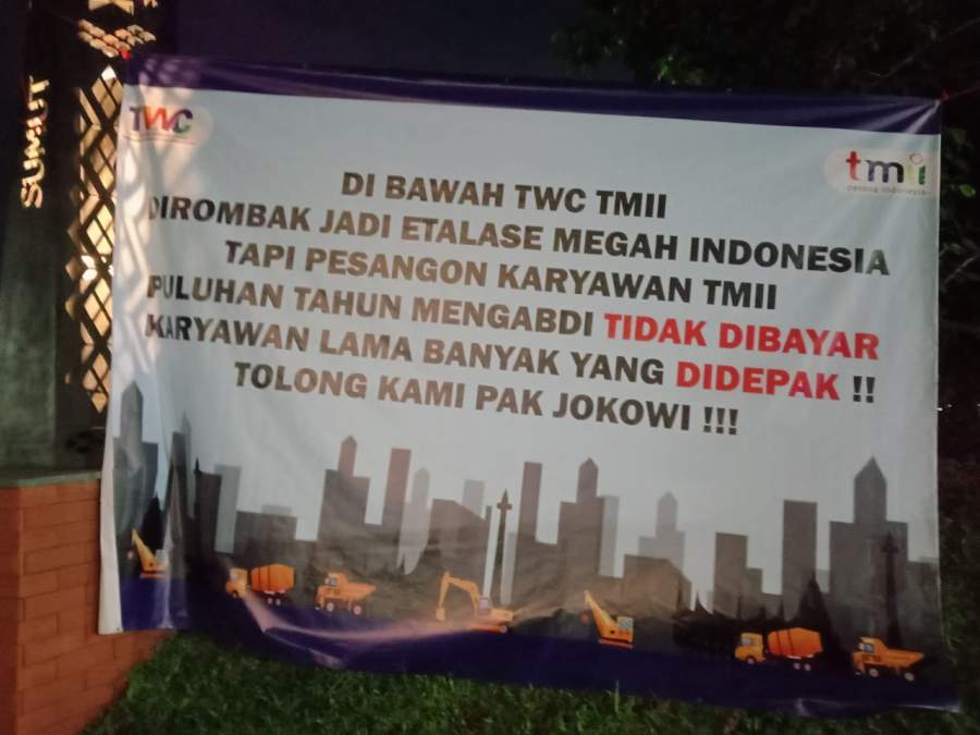 Banner protes para pensiunan karyawan Taman Mini Indonesia Indah (TMII), kepada pengelola baru, PT Taman Wisata Candi Borobudur, Prambanan & Ratu Boko (TWC).