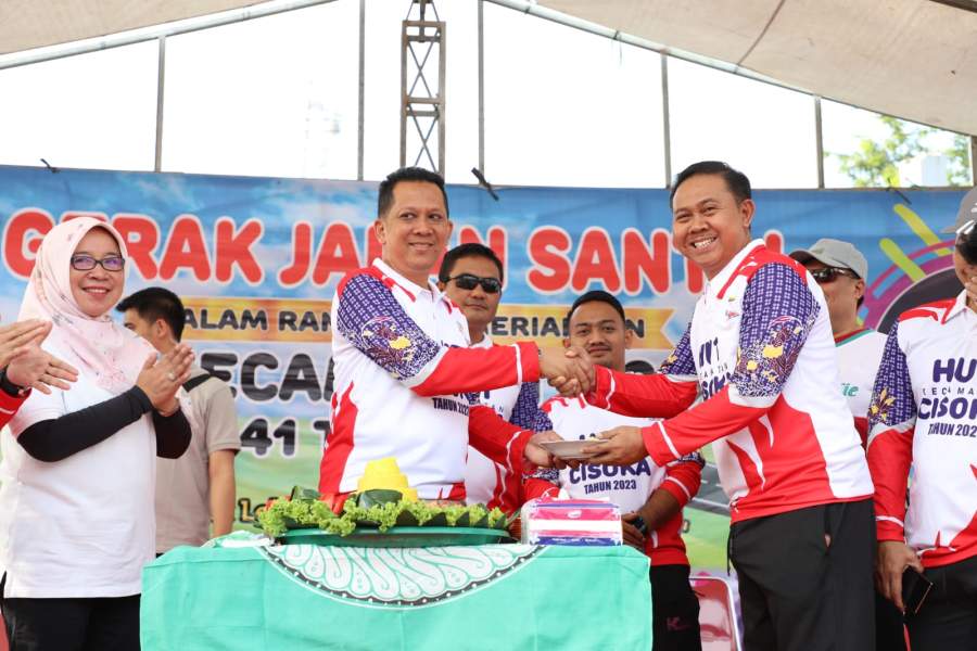 PJ Bupati Tangerang Andi Ony Prihartono memotong tumpeng diberikan kepada Camat Cisoka Encep Sahayat, didampingi Kadisporabudpar Kab Tangerang Ratih Rahmawati