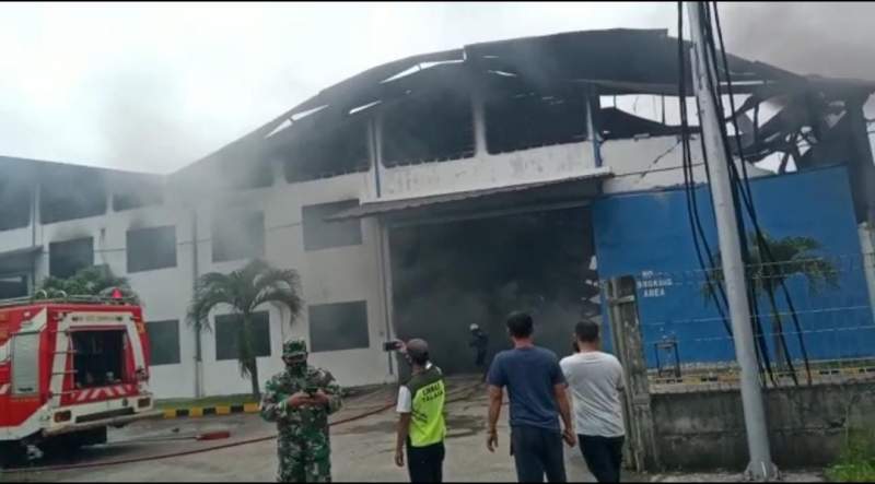 Pabrik piring Styrofoam di Desa Talaga, Cikupa, Kabupaten Tangerang yang di amuk si jago merah.