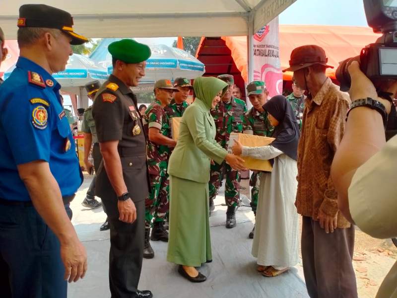 HUT Korem 052/WKR, Koramil Balaraja Salurkan AirnBersih kepada Warga