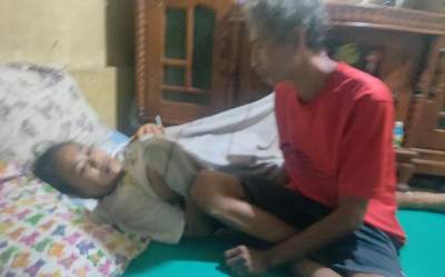 Abdul Wahab saat  mengurus istri yang sakit akibat benjolan yang ada di payudara.